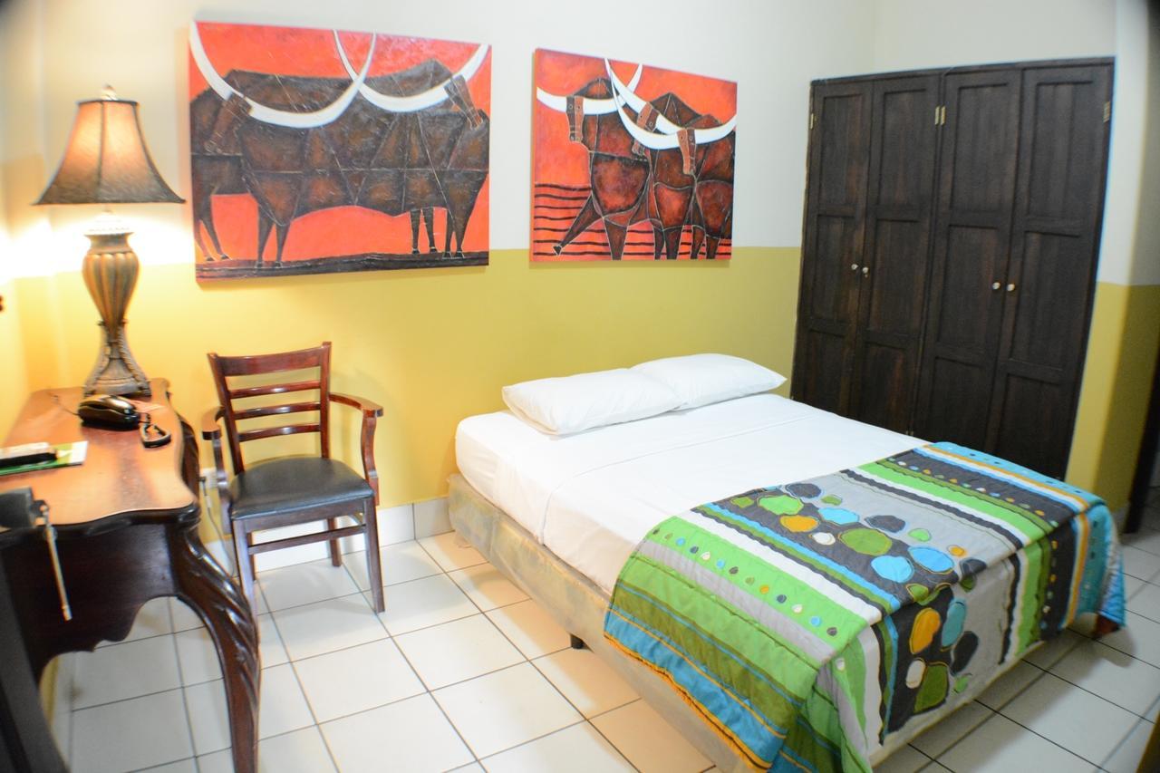 Hotel Los Balcones De Chinandega Exteriör bild
