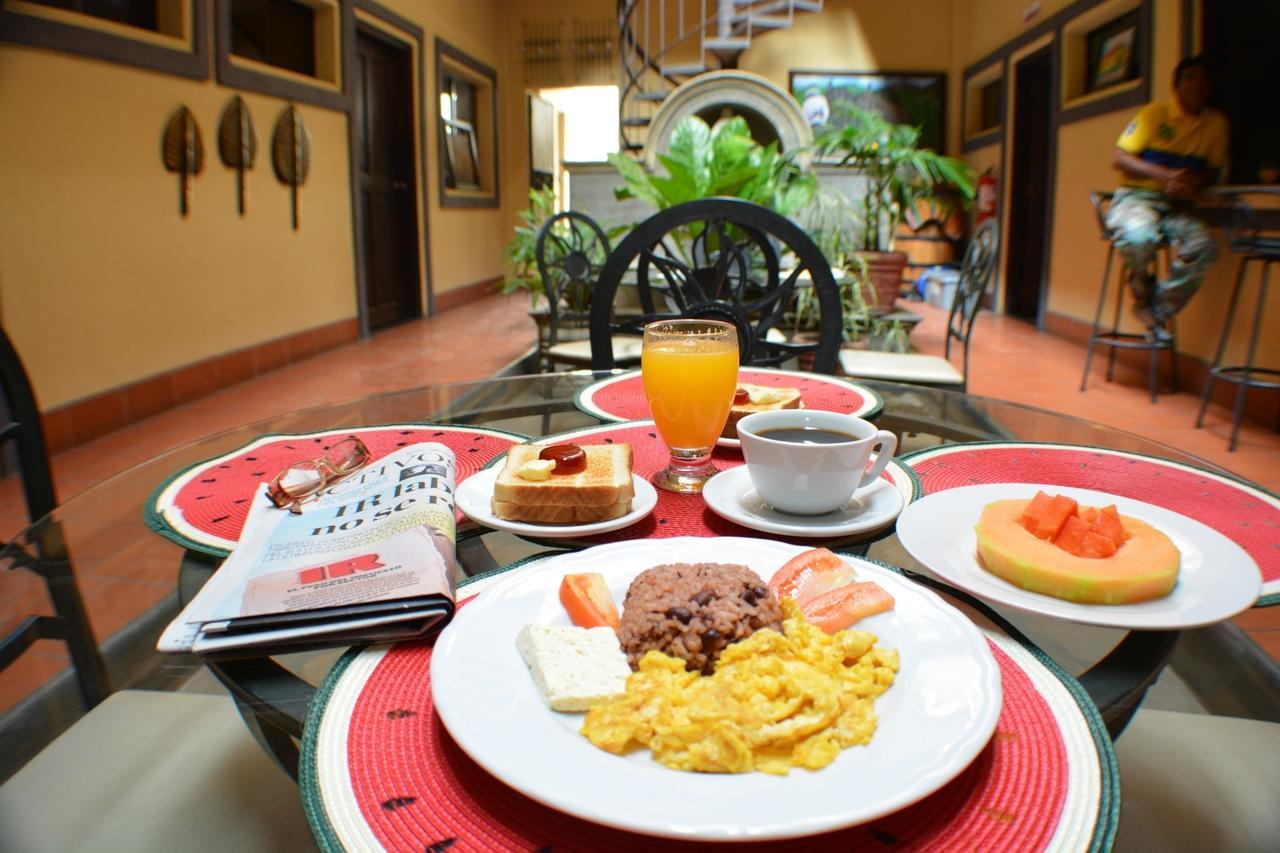 Hotel Los Balcones De Chinandega Exteriör bild