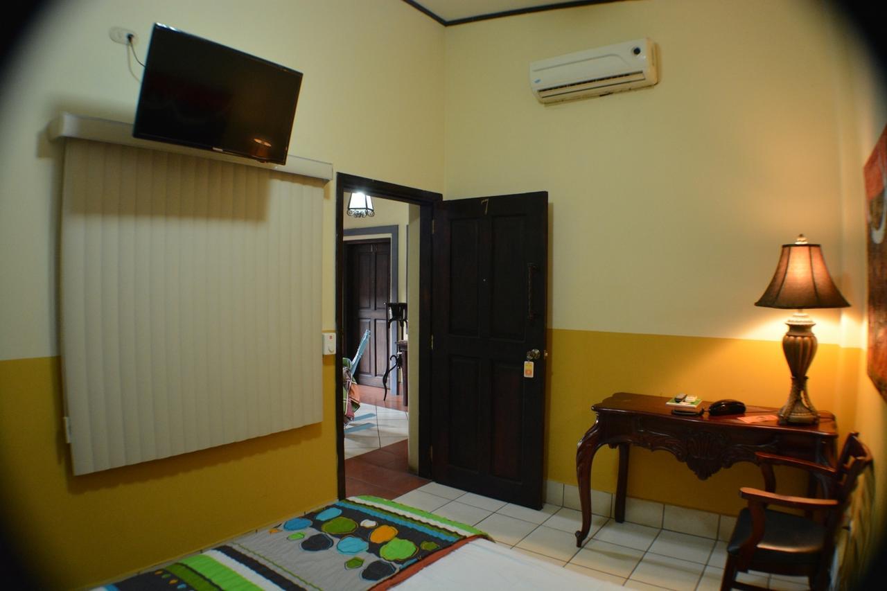 Hotel Los Balcones De Chinandega Exteriör bild