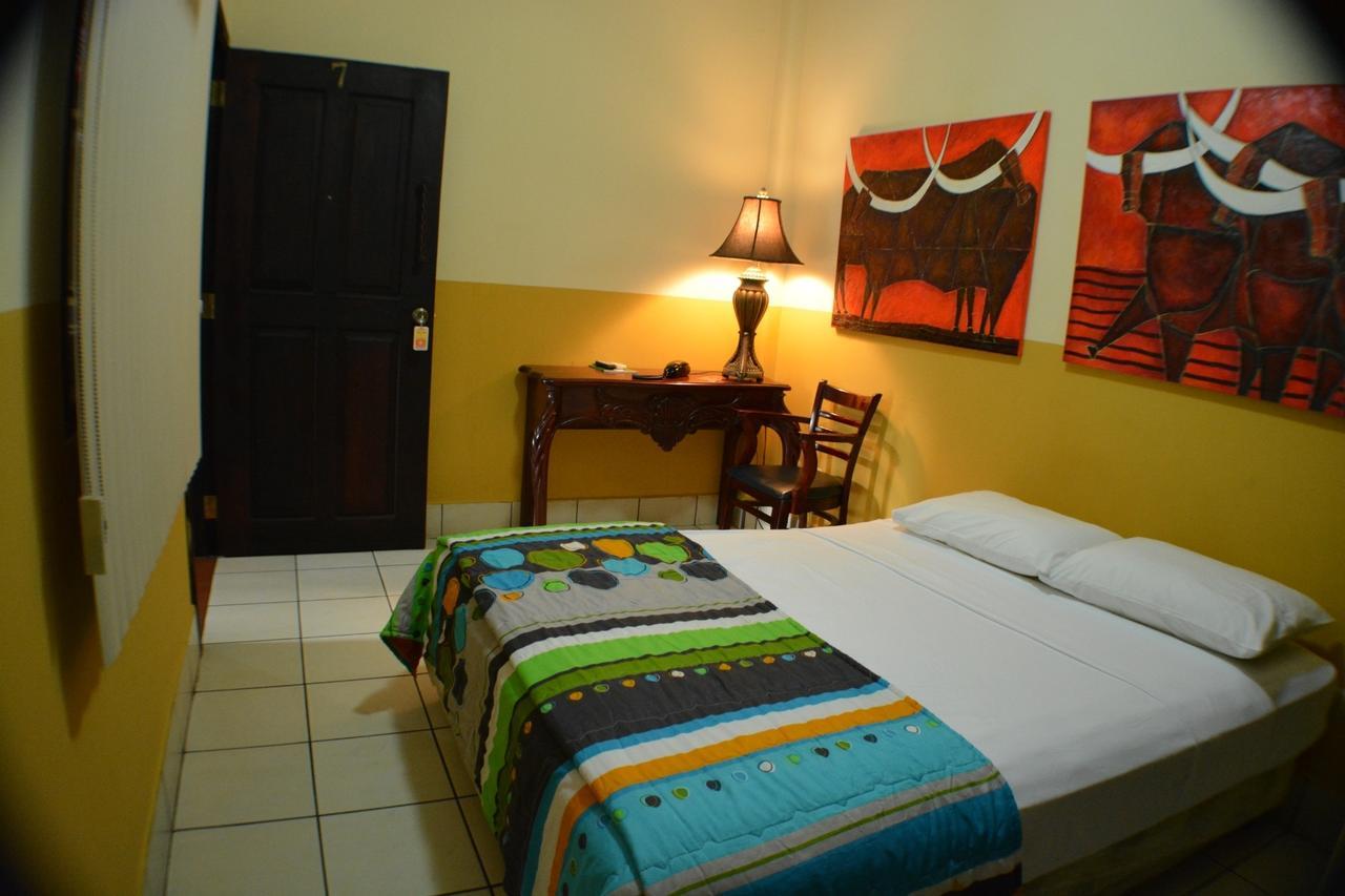 Hotel Los Balcones De Chinandega Exteriör bild